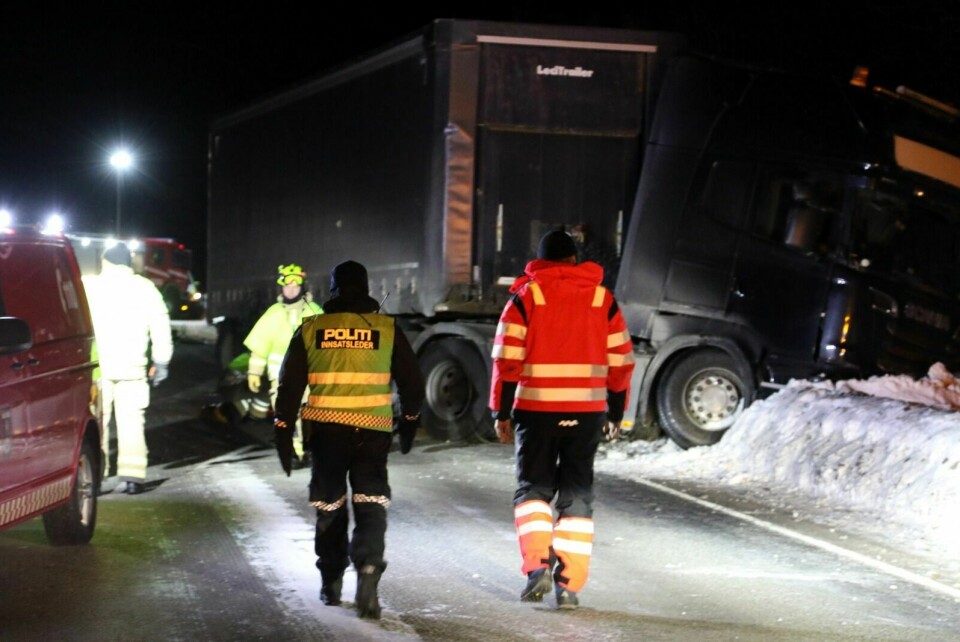 ALVORLIG ULYKKE: En yngre person omkom i en kollisjon mellom en personbil med denne semitraileren mandag ettermiddag nær Nordkjosbotn. Foto: Ivar Løvland