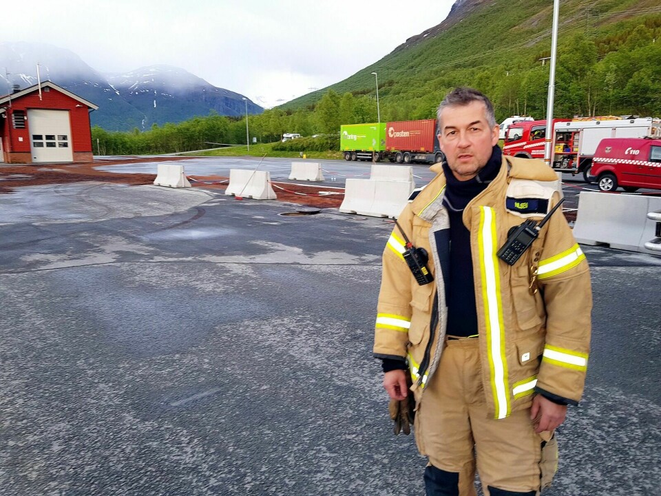 SJEKK BRANNVARSLERNE: Morten Nilsen ved Balsfjord brann og redning oppfordrer alle til å sjekke brannvarslerne i forbindelse med røykvarslerdagen første desember. Foto: IVAR LØVLAND (ARKIV)