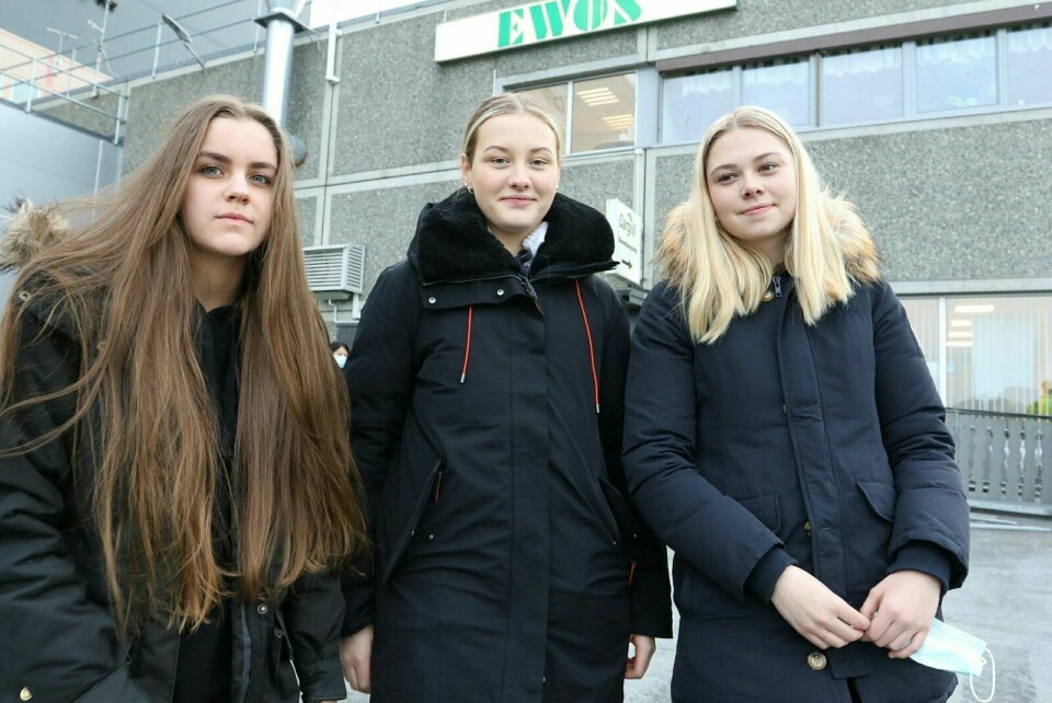 FORNØYDE: Ida Nøstvik (t.v.), Marie Skogeng og Celina Moen Nordseth var godt fornøyd etter omvisninga på Cargill onsdag. Foto: Ivar Løvland