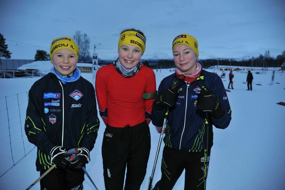 GA MERSMAK: Jonette (midten) og Tiril prøvde seg på skiskyting for første gang på lørdag, mens Jørgen starta litt tidligere denne sesongen. Den varierte sporten ga mersmak for de unge skiskytterne. Foto: Malin Cerense Straumsnes