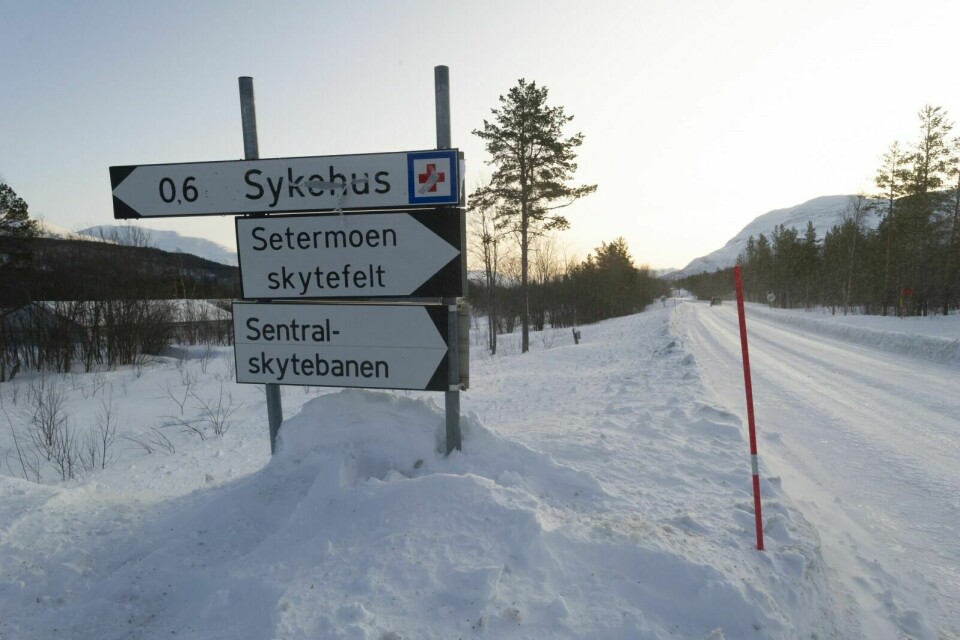 BER OM AT SKILT FJERNES: Bardu kommune ber Troms og Finnmark fylkeskommune som eier veien mellom Altevatn og Setermoen om å fjerne dette sykehus-skiltet. Foto: Terje Tverås