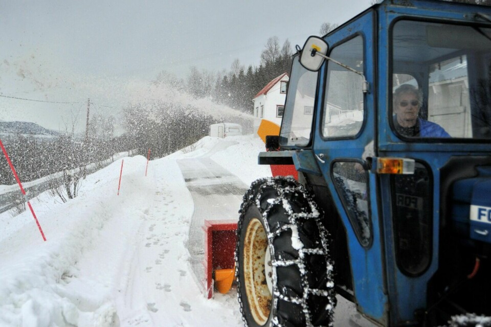 BRØYTEMESTER: 81-åringen Ruth Sørensen og traktoren har blitt gode følgesvenner over flere titalls vintere. Foto: Sol Gabrielle Larsen (Arkiv)