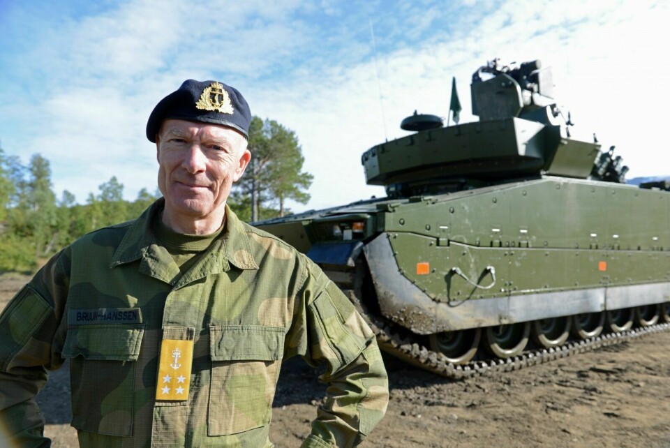 TROPPER AV: Forsvarssjef Haakon Bruun-Hanssen melder at han går av til sommeren. her fra et besøk på Setermoen. Foto: KNUT SOLNES