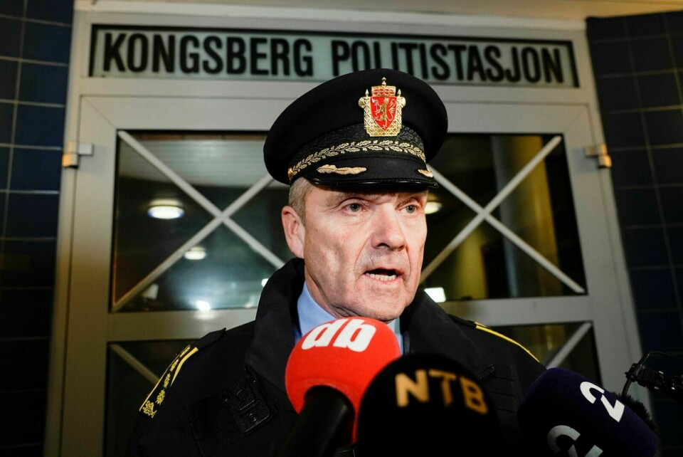 POLITILEDER: Leder Øyvind Aas i driftsenheten i Buskerud-politiet holder en pressekonferanse etter den alvorlige hendelsen i Kongsberg onsdag kveld. Foto: Terje Pedersen / NTB
