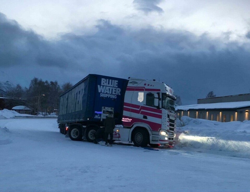 STÅR FAST: Dette vogntoget fikk trøbbel på føret på Storsteinnes. Foto: Nye Troms-tipser