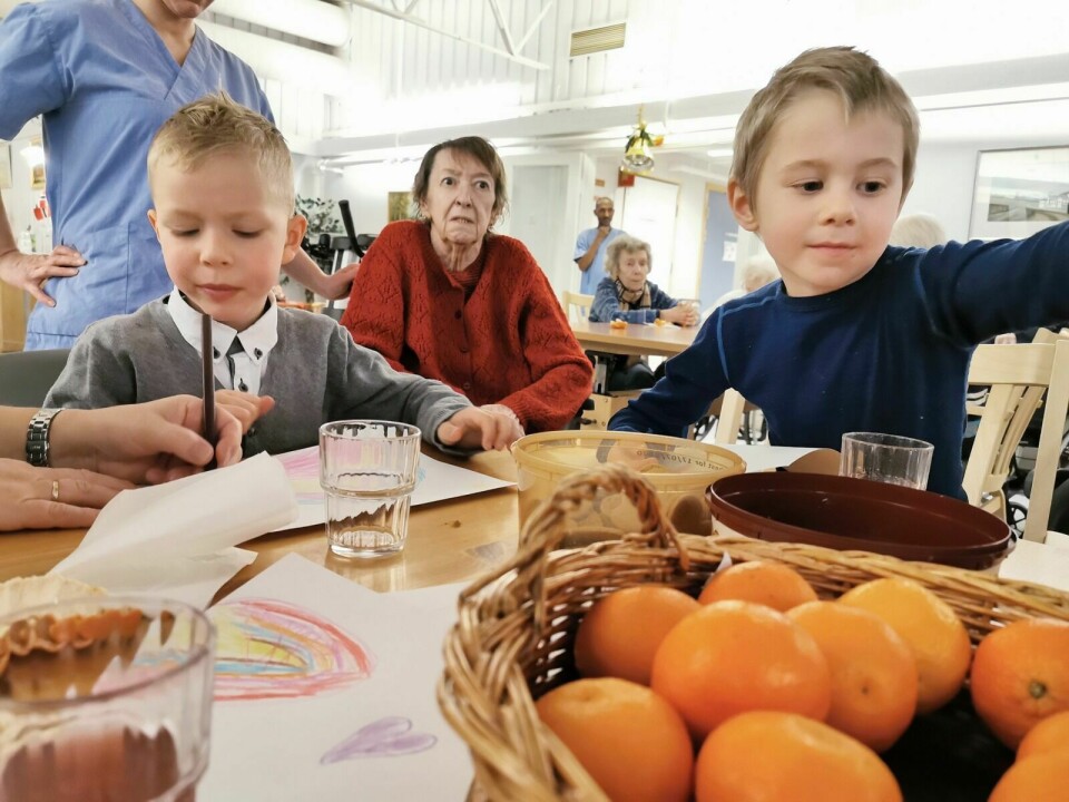 JULEGAVE: Lillian Sandbakken (midten) var imponert av kunstverkene til ungene, og kryssa fingrene for at ho får et lite kunstverk i julegave. Her er det Alvin (t.v.) og Ivo som tegner. Foto: Malin Cerense Straumsnes