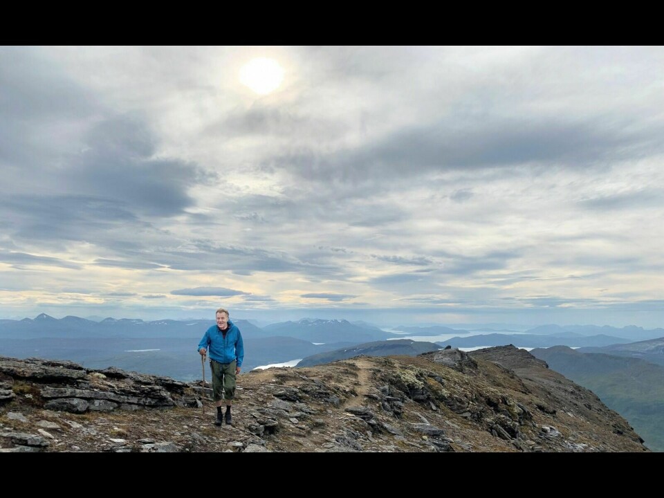 FJELLVANT: - Har du vært her før, spør en turgåer Viggo Hansen på toppen av Vassbruna. – Ja, 42 ganger, svarer Hansen. Foto: Fredrikke Fjellberg Moldenæs