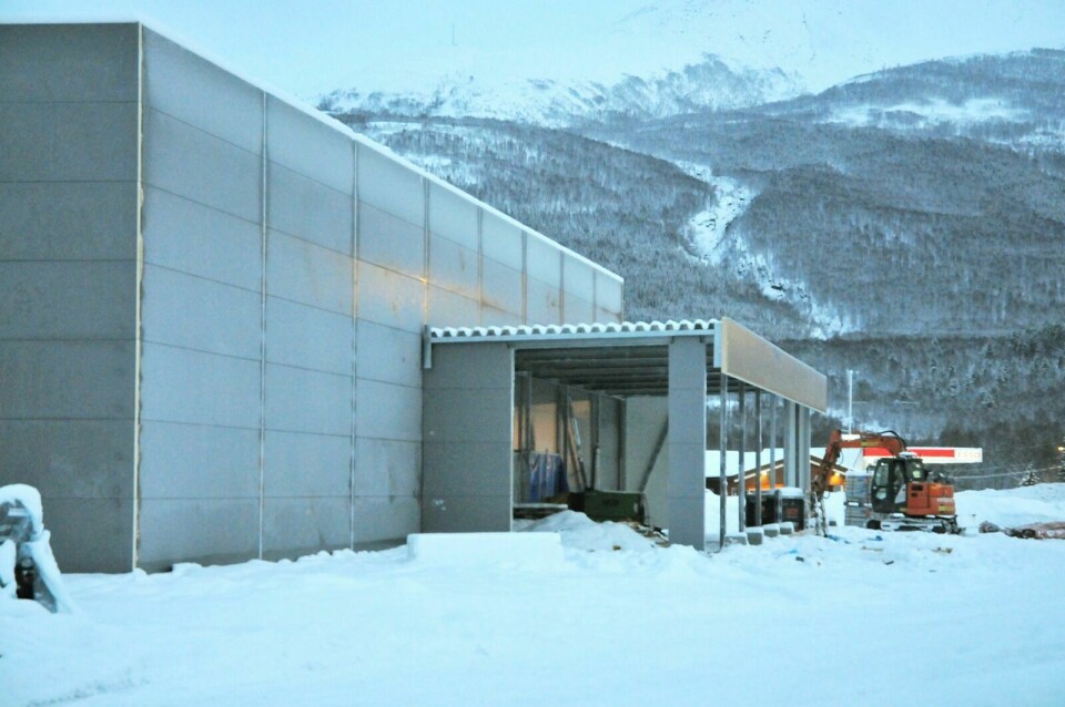 KLAR TIL VÅREN: Arbeidet med å få på plass det nye Felleskjøp-verkstedet pågår for fullt på tomta ved siden av ESSO-stasjonen på Tømmerelv i Balsfjord. Foto: Sol Gabrielle Larsen