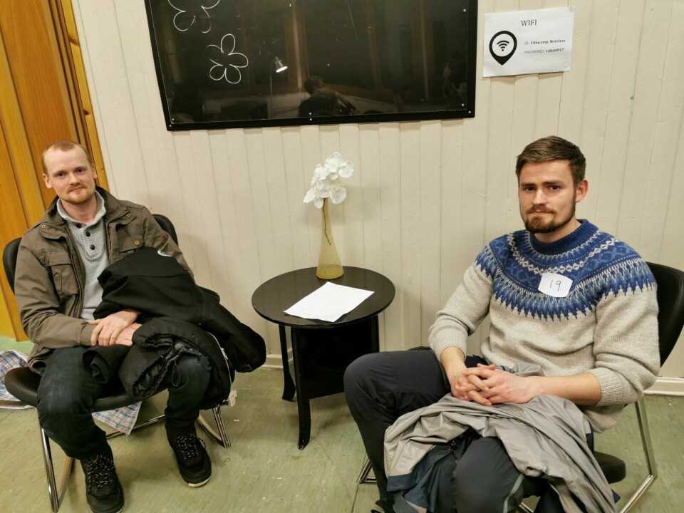 BARSKINGER: Aron Sjønøst (t.v.) har kommet helt fra Tromsø for å prøvespille, mens Per Christian Schjølberg er butikksjef på Coop Prix i Øverbygd, og derfor kortreist. Foto: Malin Cerense Straumsnes