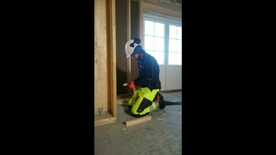 ISOLERING: André Moen har lært seg å isolere veggene riktig i løpet av uka hos Målselvbygg. Foto: Hanne Moen