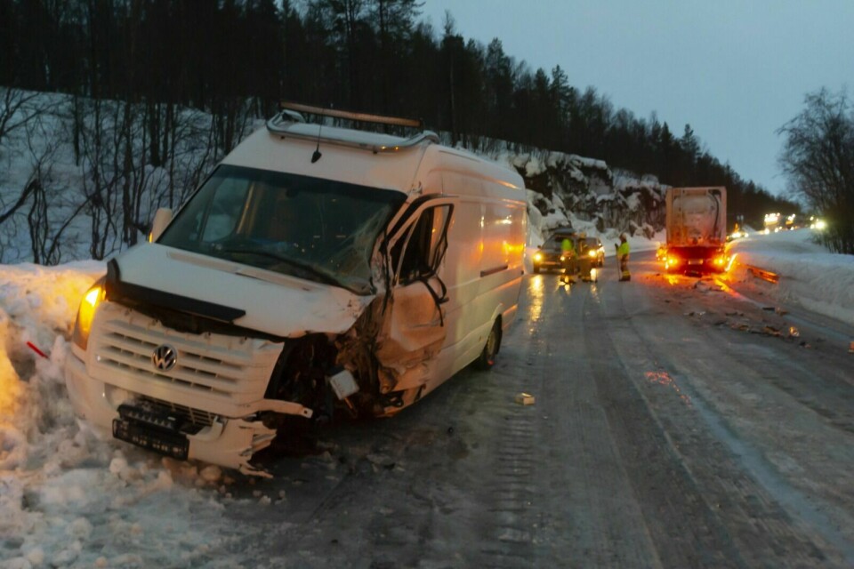 GLATT FØRE: Ulykka skjedde i svingen sør for Moan. Lastebilen til høyre fikk varebilen i fronten. Foto: Terje Tverås