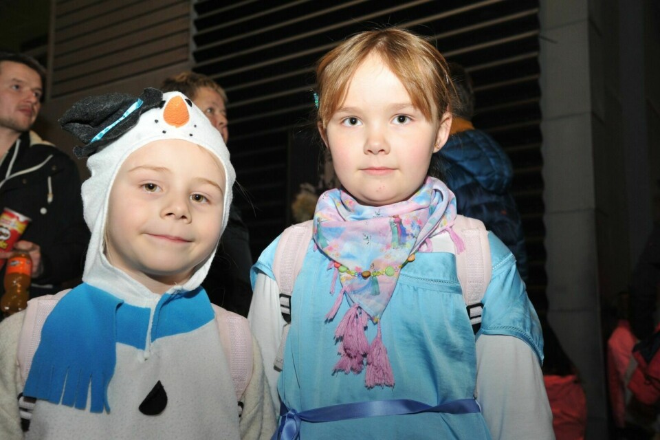 OLAF OG ELSA: Lea Estelle og Amanda hadde pynta seg til førpremieren. Mens det var mange utkledd som Elsa, var det bare en snømann å se. Foto: Kari Anne Skoglund