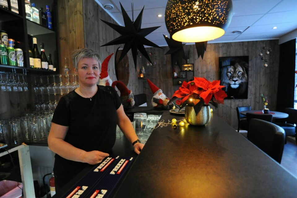 GLEDER SEG: Ramona Skogli gleder seg til å kunne tilby thaimat på menyen til Café Avec fra nyttår. Da utvider hun også åpningstidene med flere timer om dagen. Foto: Maiken Kiil Kristiansen