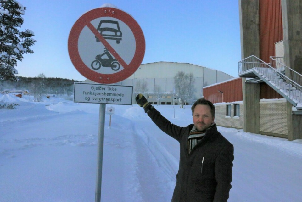 BRYTER SKILT: Kjetil Blix Strokkenes i FAU minner folk som ferdes på Rustahøgda om at dette skiltet skal følges. Foto: Fredrikke Fjellberg Moldenæs