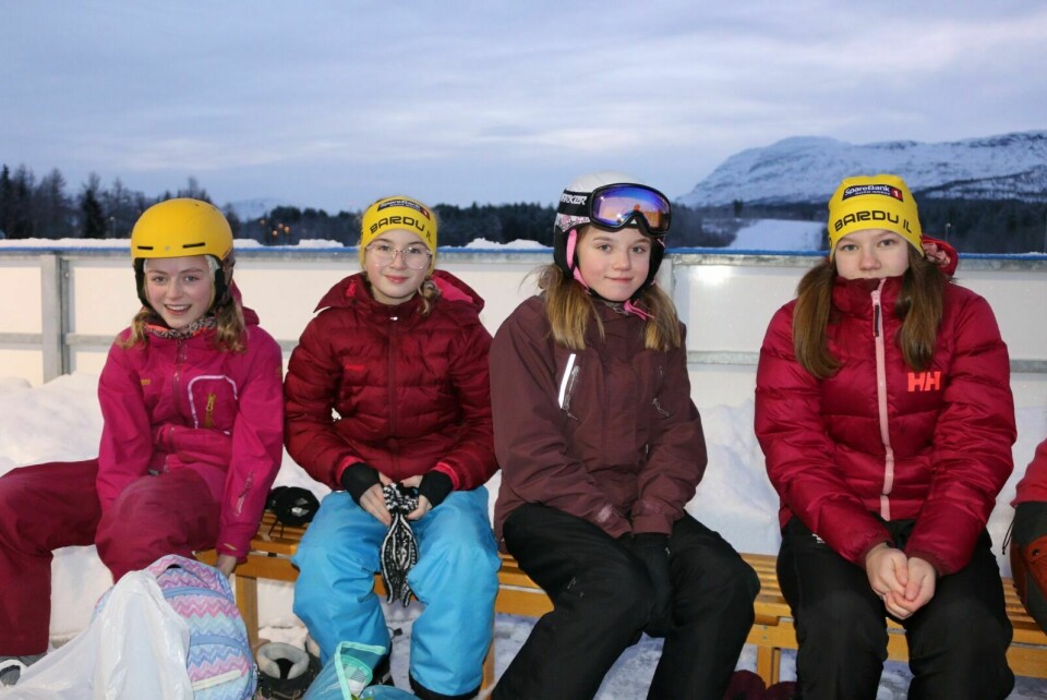 GJØR SEG KLAR: Her gjør (fra venstre) Nora, Lisabeth, Lina og Yngvild seg klar for å prøve skøytebanen på Setermoen for første gang. Foto: Fredrikke Fjellberg Moldenæs