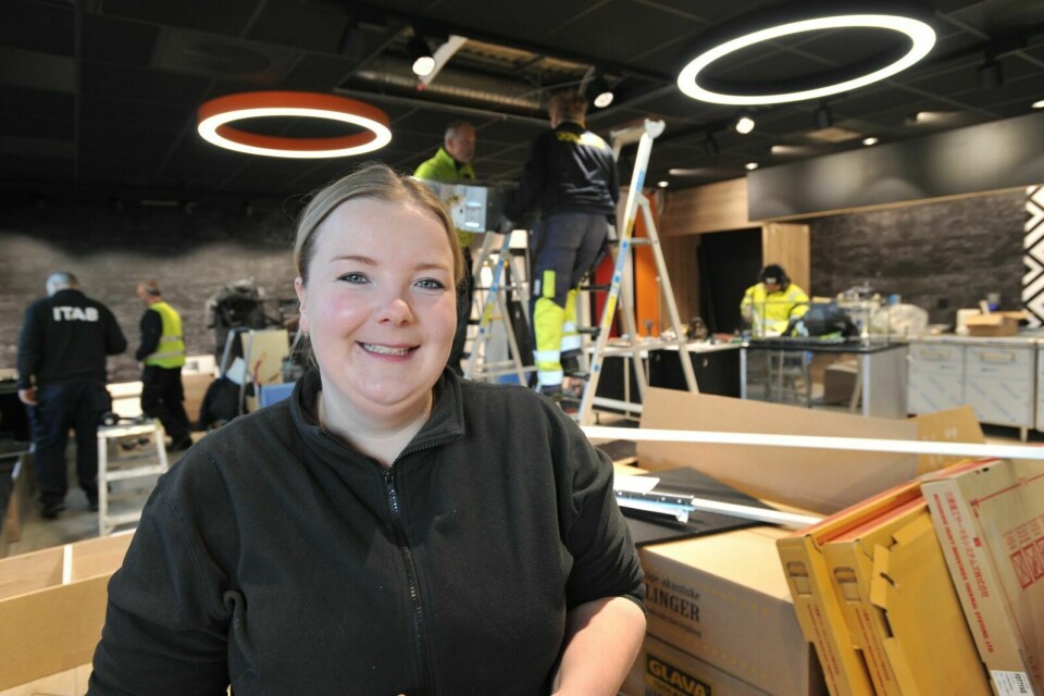 ÅPNER SNART: Fungerende leder Christine Brattli Molund ser fram til å kunne ønske kundene velkommen til Circle K Buktamoen før helga. Foto: Malin Cerense Straumsnes