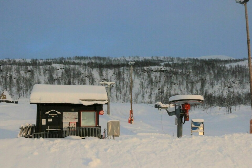 ÅPNER: På grunn av snøfall åpner barnebakken i Målselv Fjellandsby til helga. Bakken er åpen på dagtid både lørdag og søndag. Foto: Fredrikke Fjellberg Moldenæs