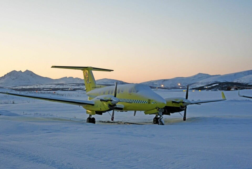Bildet er av Lufttransport sine små ambulansefly som kan fly på kortbanenettet i nord. De er parkert i snøen utenfor flyplassen i Tromsø. Foto: Rune Stoltz Bertinussen / NTB scanpix