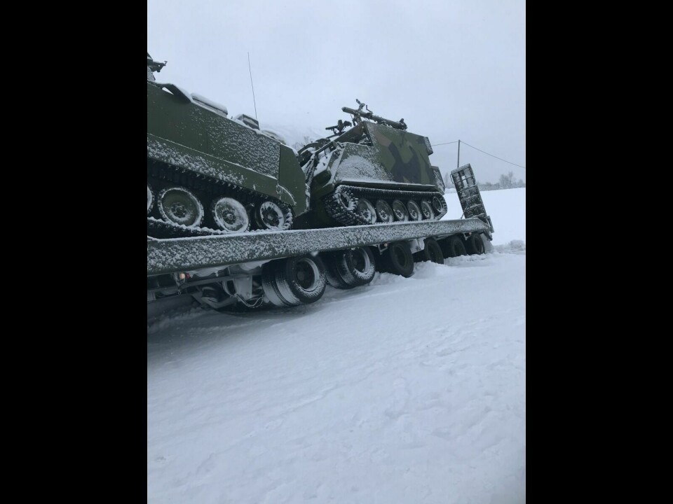I GRØFTA ETTER ØVELSE: Tungtransporten som skled i grøfta fraktet to panservogner som hadde deltatt i øvelse Rein 2. Foto: Norvald Strand