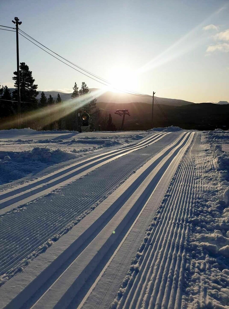 FLOTTE FORHOLD: Produksjon av snø i Steilia har gikk noen hundre meter 'trikkespor' for langrennsløperne. Foto: Bardu alpinklubb