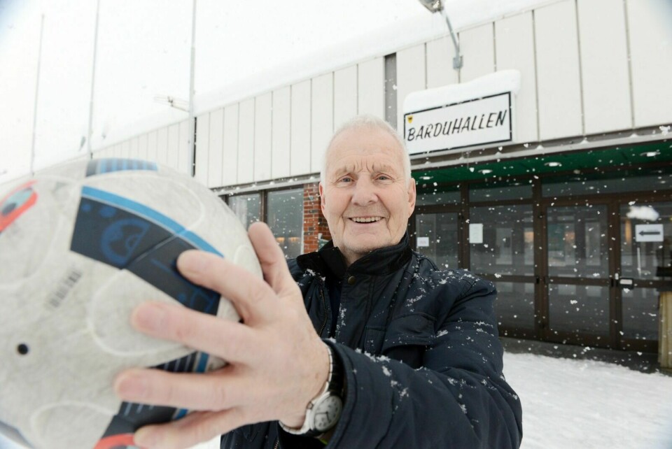 HEDRET IGJEN: Rolf Hansen er en kjent skikkelse i fotballen i Troms. Fredag ble han hedret på fotballgallaen til Nordlys. Foto: Knut Solnes (arkiv)