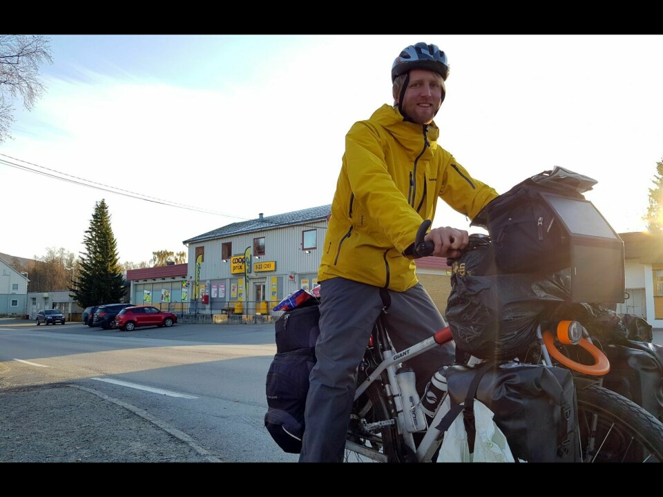 PÅ SYKKEL: Turist Andreas Müller (31) synes det er helt greit å sykle i det nordnorske kalde høstværet, på vei fra Stuttgart til Skjervøy. Foto: Ivar Løvland