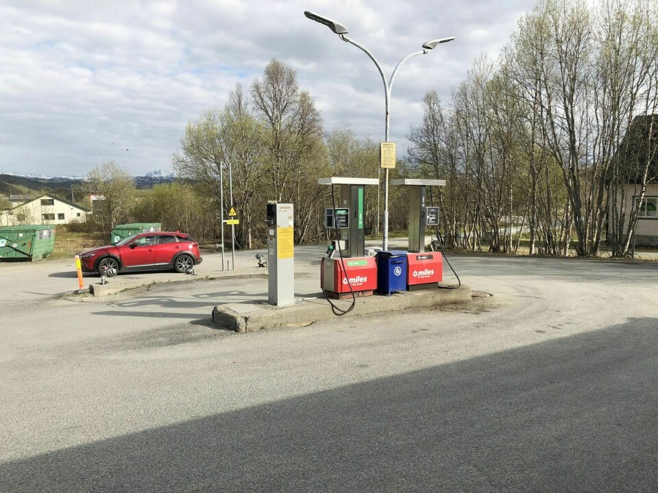 MODENT FOR UTSKIFTING: Det eneste drivstoffanlegget i Mestervik er preget av tidens tann. Nå jobbes det for å få på plass et mer moderne anlegg lokalisert på et annet sted i tilknytning til Coop-butikken. Foto: Gjermund Nilssen
