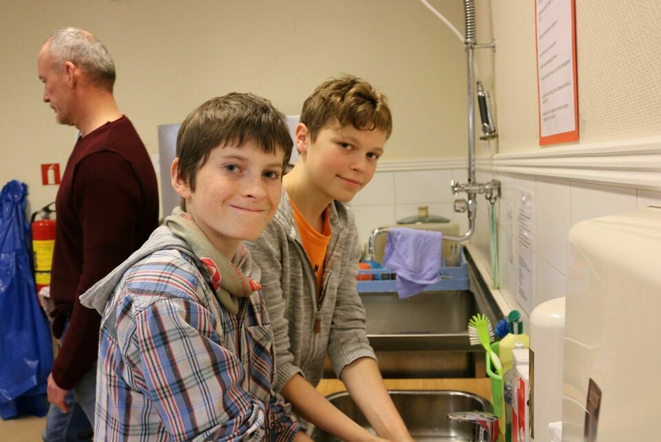 SKRUBBER: Jon Kristian Sørensen (t.v) i 8.klasse og Anon Svendsen som går i 9.klasse er begge glade i potet. Her vasker de potetene før de skal lage potetgull. Foto: Fredrikke Fjellberg Moldenæs
