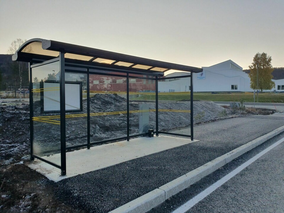 FÅR IKKE VARSLA: Busskuret er på plass, men fortsatt får ikke passasjerene varsla buss nummer 100 som går i retning Tromsø. Foto: Morten Kasbergsen