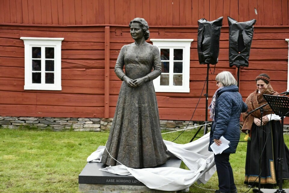 FOREDRAG: Merete Sejersted Bødtker har utforma statuen av Aase Nordmo Løvberg som står på Fossmotunet i Målselv. Nå skal kunstneren holde foredrag på Målselv bibliotek. Foto: Torbjørn Kosmo (Arkiv)