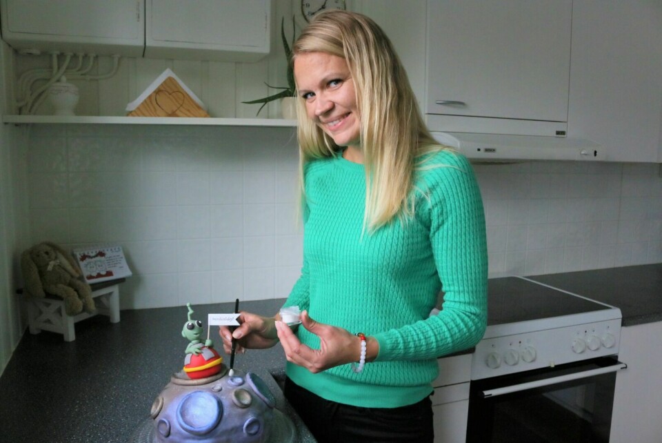 LIKER UTFORDRINGA: Melissa Hagensen liker utfordringa med å bake kaker, og forteller at kakebaking er en av flere gjøremål hvor hun får utløp for kreativiteten sin. Foto: Fredrikke Fjellberg Moldenæs