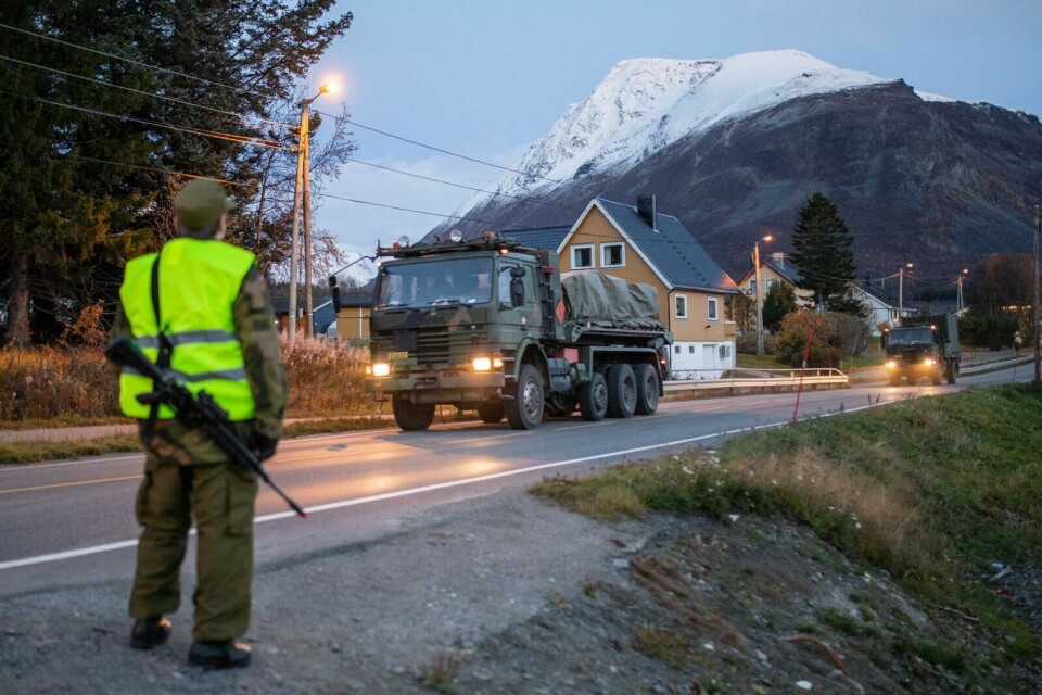 MILITÆR TRAFIKK: Det vil bli mye militær trafikk på veiene de neste dagene. Foto: Kristian Berg/Forsvaret
