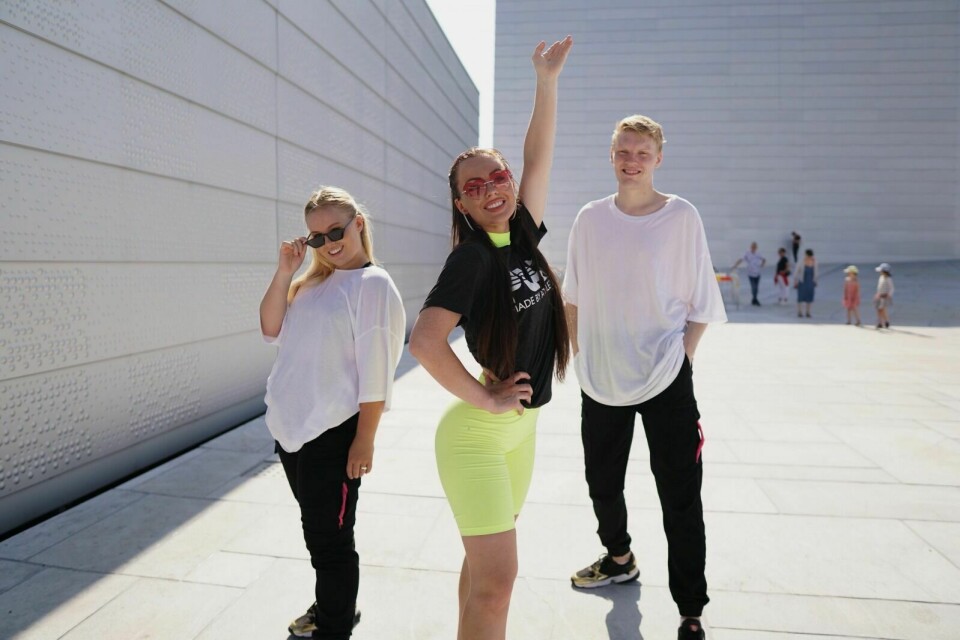 LAGDE SHOW: Ola Samuelsen har sammen med Gina Neset koreografert dansen til Raylees (foran) Melodi Grand Prix-bidrag. Nå blir låta og dansen å se også i superfinalen. Foto: VESTGARDEN FOTO