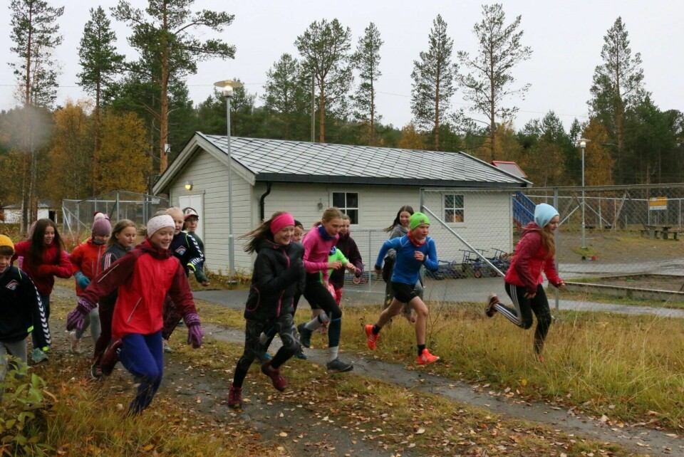 TROSSA REGN: Elevene på femte til sjuende trinn gikk hardt ut under Skolejoggen for SOS-barnebyer, og brydde seg ikke om kulde eller regn. Foto: Fredrikke Fjellberg Moldenæs