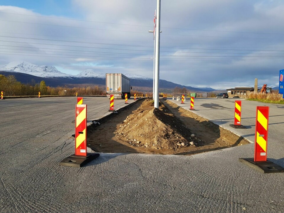 OPPGRADERES: Nye kantstein skal straks legges rundt grøntarealene på rasteplassen på Heia ved E6. Foto: Ivar Løvland