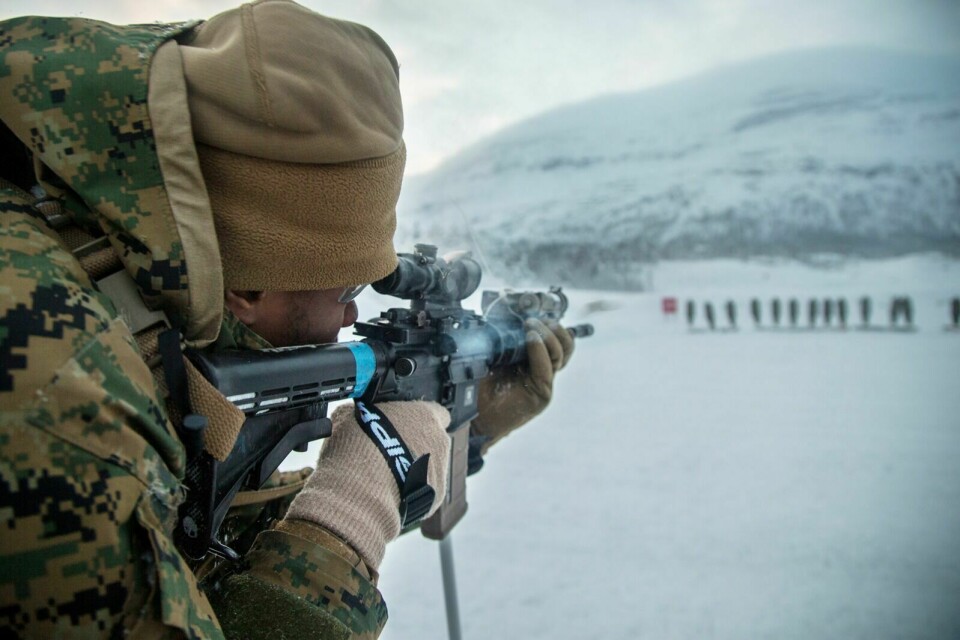 LANGT HJEMMEFRA: I årene som kommer vil den allierte treninga i Indre Troms øke betraktelig. Bildet viser en amerikansk marinesoldat på skarpskyting i Setermoen skytefelt. Det ble tatt 18. januar i år. Foto: Korporal Ashley McLaughlin, US Marines