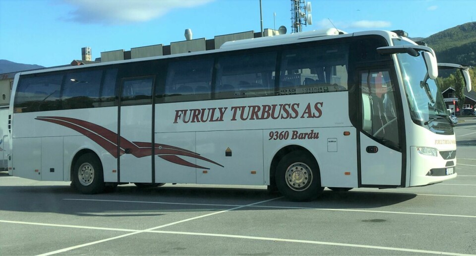 FRA 2 TIL 10: Selskapet har på 15 år vokst fra 2 til i dag å ha 10 kjøretøy. Her er en av Furuly-bussene parkert på Setermoen. Foto: Knut Solnes