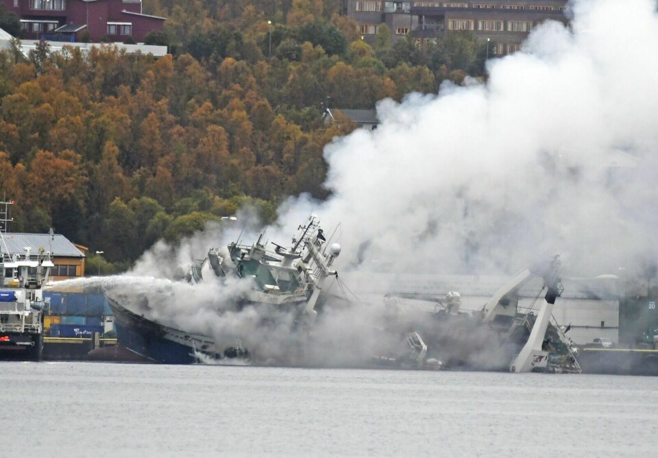 STOR JOBB: Brannmannskaper har hatt en stor jobb med å slukke brannen i den russiske tråleren i Tromsø, og med å begrense forurensing fra båten. Det arbeidet har Balsfjord brann og redning bistått. Foto: Rune Stoltz Bertinussen / NTB scanpix