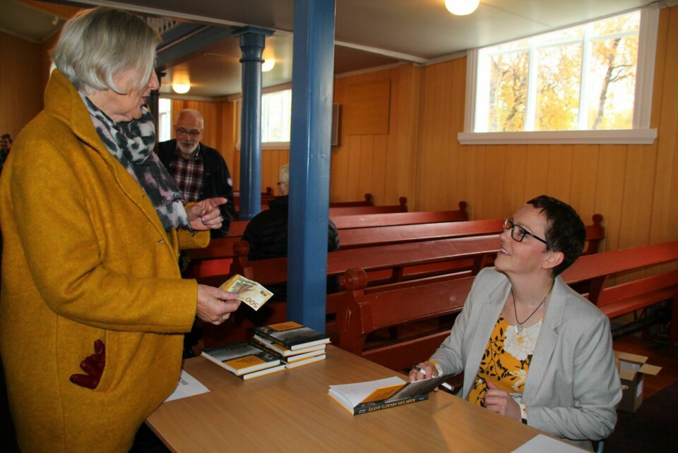 PERSONLIG HILSEN: Inger Helene Karlsen fra Selnes hadde lest to av bøkene til Ågot, «Smaapikernes bok» og «Lillemor», og gledet seg derfor ekstra mye til å lese biografien om henne.