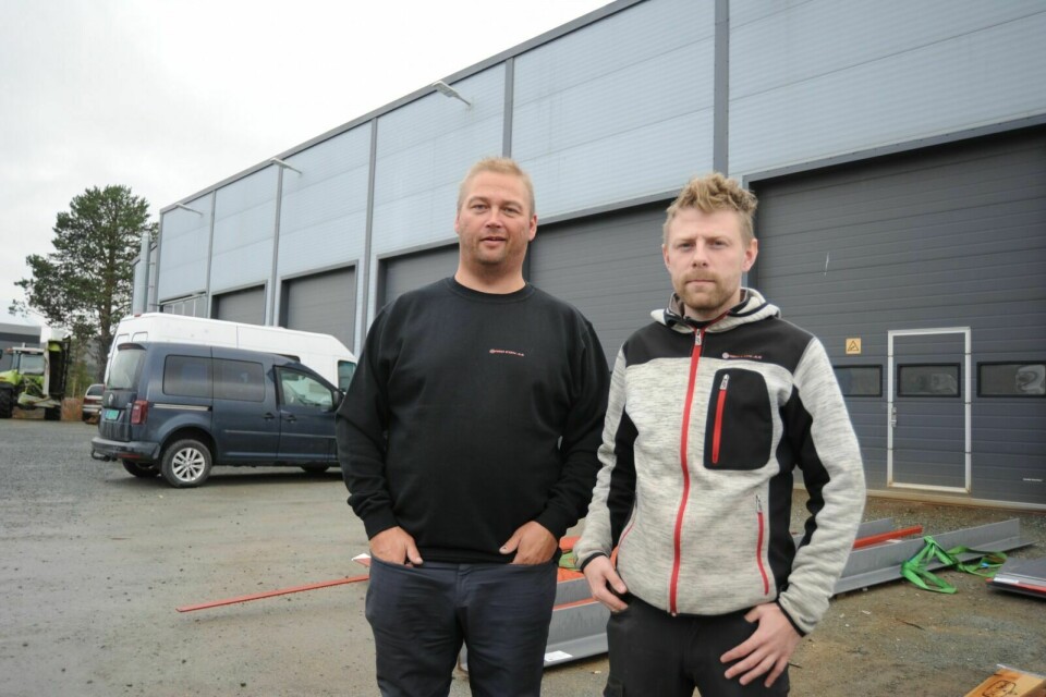 NYTT: Roger Bjørklund og Tommy Sandby drifter selskapet som tar for seg tømmer, betong, maling og flisearbeid, blant mye annet. Foto: Maiken Kiil Kristiansen
