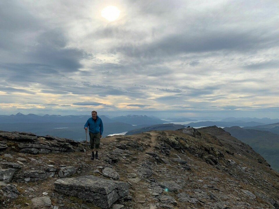 FJELLVANT: -Har du vært her før, spør en turgåer Viggo Hansen på toppen av Vassbruna. – Ja, 42 ganger, svarer Hansen. Foto: Fredrikke Fjellberg Moldenæs