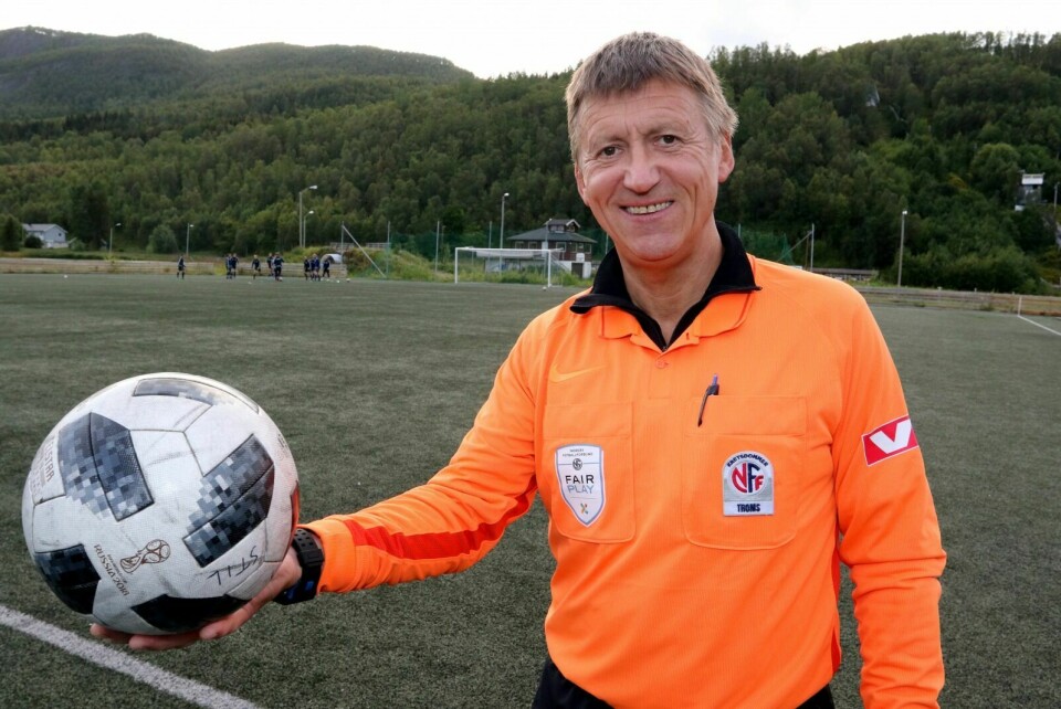 BEST UTEN BALL: Dommer Jarle Evertsen er en av de virkelige sliterne i Troms fotballkrets. Vi fulgte ham tett i en 6. divisjonskamp. Foto: Ivar Løvland