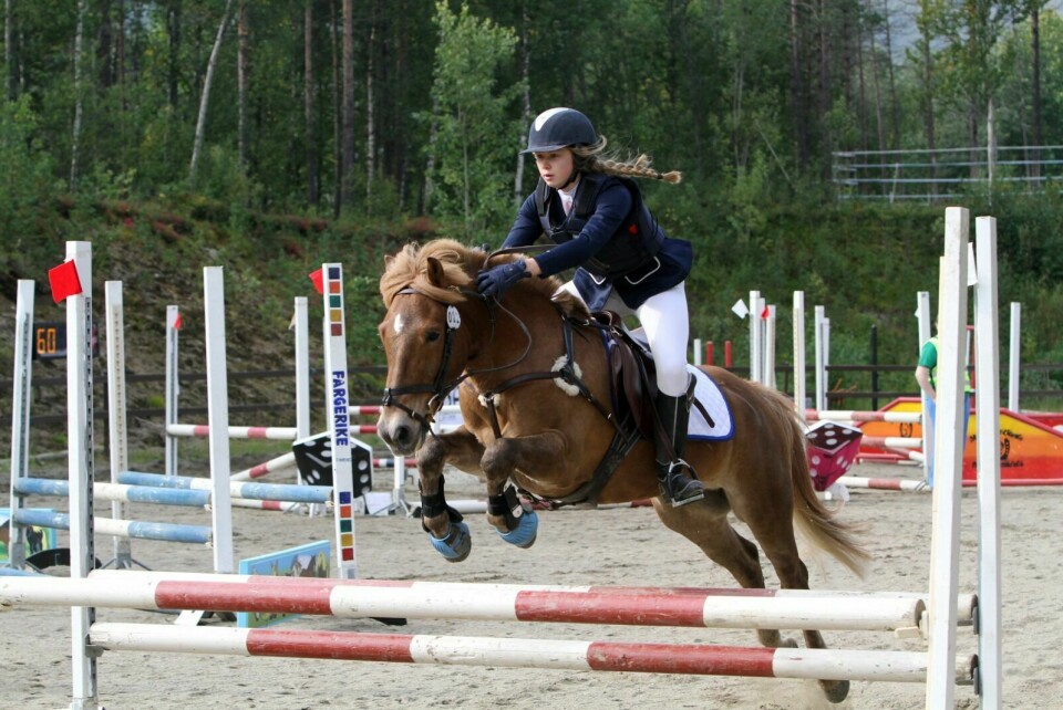 MANGE MED: Det blir 190 startende når Midt-Troms hestesportsklubb til helga arrangerer sprangstevne på Olsborgmoen. Her er Helene Gåre Bakkevoll i et stevne for noen år siden. Foto: Ivar Løvland