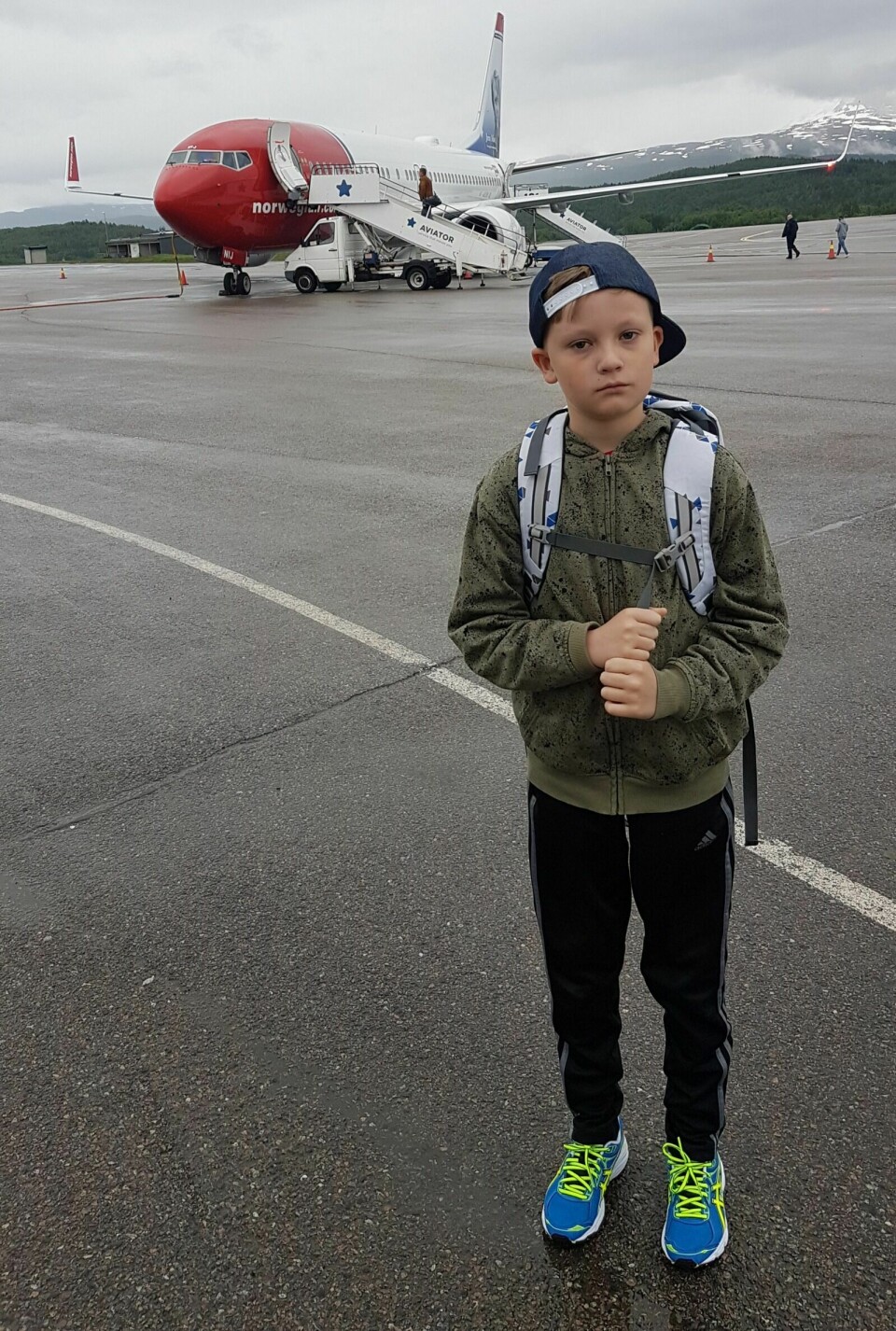 PÅ REISEFOT: En trøtt, men spent, tiåring på Bardufoss lufthavn klokka seks om morgenen på avreisedagen. Første etappe var til Oslo, så derifra til Island, før flyet satte kursen for USA. Etter om lag 12 timer var de framme i Seattle. Foto: Privat