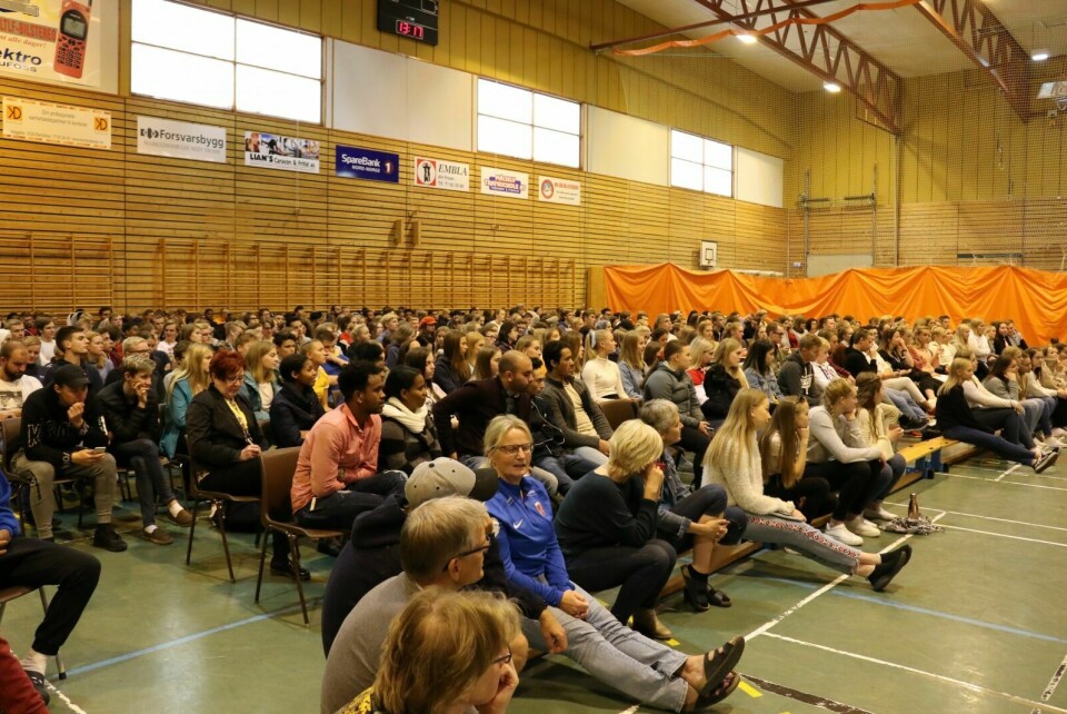 GODT OPPMØTE: Alle elever fra Bardufoss videregående skole, samt 10.klasse ved Bardufoss ungdomsskole var til stede under tirsdagens paneldebatt. Foto: Fredrikke Fjellberg Moldenæs
