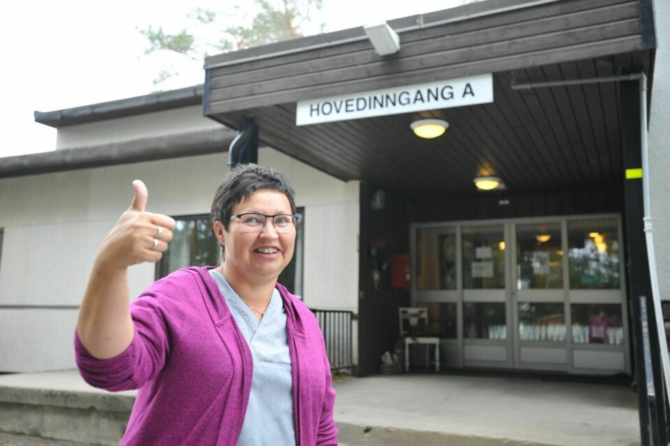 KAN SKAPE MYE GLEDE: Heidi Kristiansen i Målselv Røde Kors er glad og takknemlig for den store pengegaven som vil bidra til mye glede for de eldre i kommunen. Foto: Malin Cerense Straumsnes