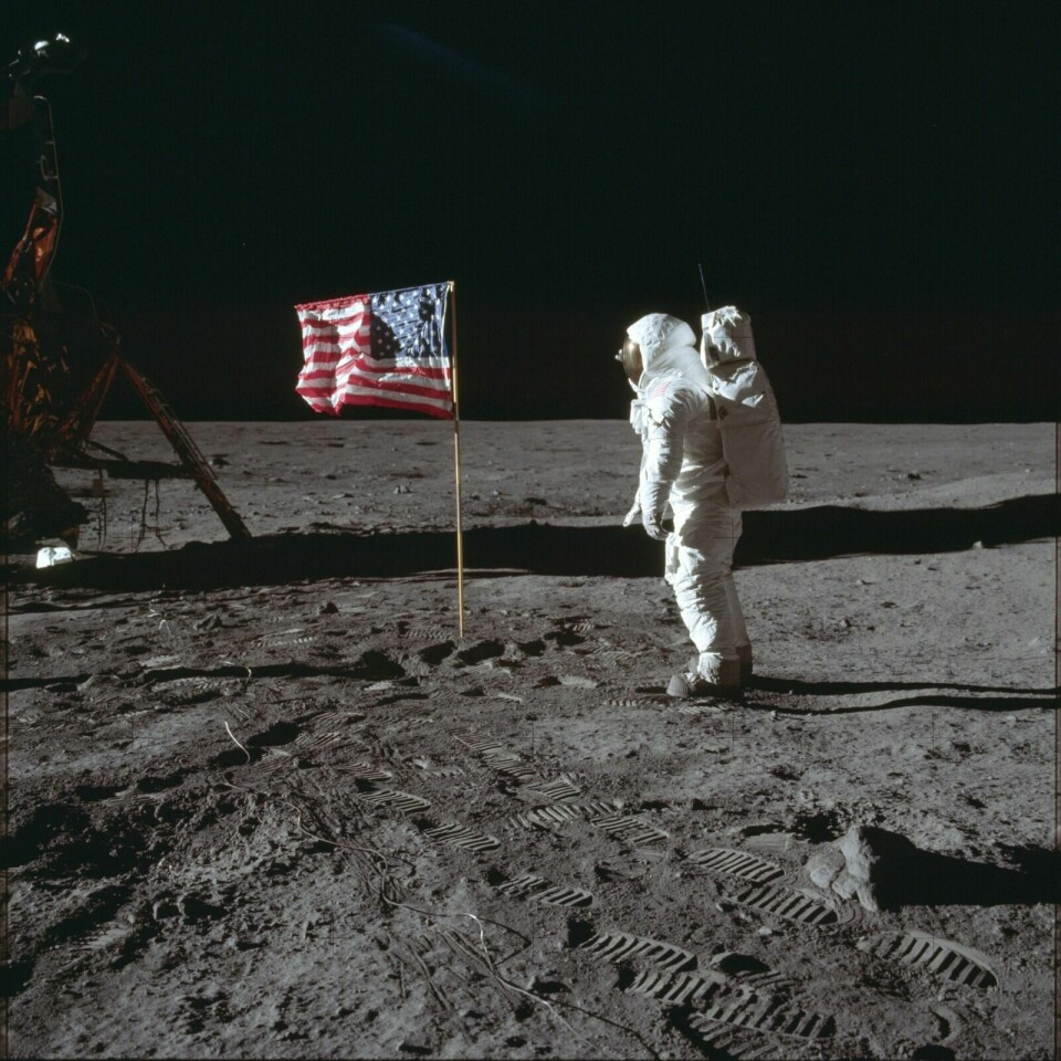 FLAGG: Her poserer astronaut Buzz Aldrin jr. ved siden av det amerikanske flagget. Etter Neil Armstrong var han den andre personen til å sette sin fot på månen. Foto: (Neil Armstrong/NASA via AP)