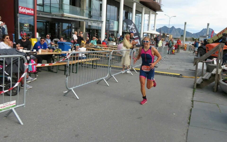 GULLVINNER: Bardu-bosatte Elise Utne løper her inn til NM-gull i triatlon. Foto: Privat