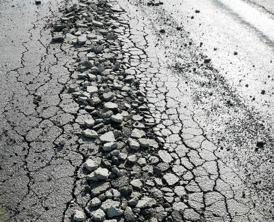SLO SPREKKER: Kun halvannet år etter at asfalten var lagt i Fjellbygda, slo både innbyggernes glede og asfalten sprekker. Foto: Solveig Henriksen
