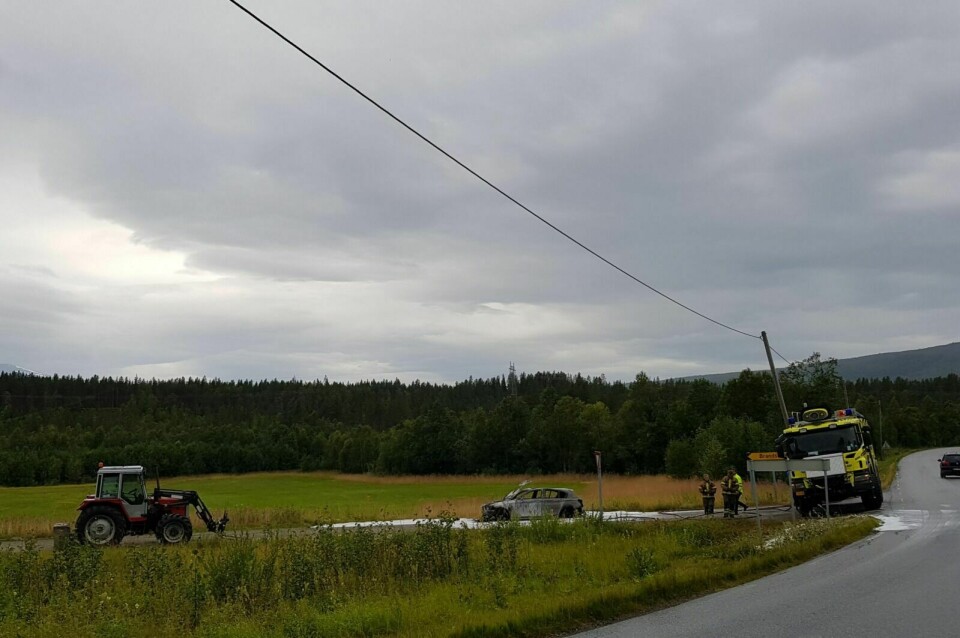 BRANN I BIL: Det oppstod søndag ettermiddag brann i en bil ved Rognmoen i Målselv. Ingen kom til skade i brannen. Foto: Tipser